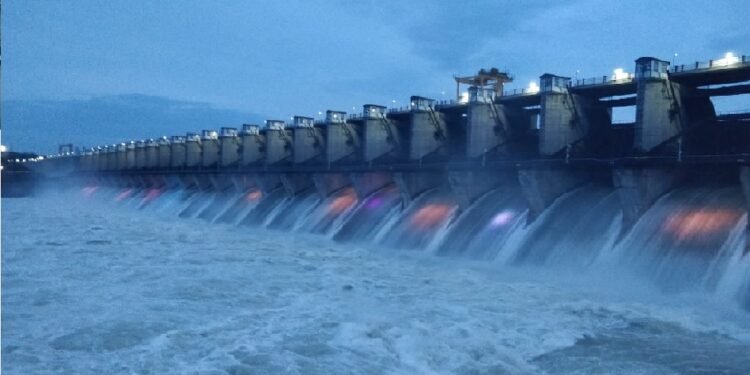 ಆಲಮಟ್ಟಿ ಅಣೆಕಟ್ಟಿಗೆ ವರ್ಣ ಚಿತ್ತಾರ ; ಜನರ ಚಿತ್ತ ಸೆಳೆದ ಜಲಾಶಯ