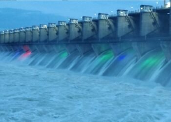 ಆಲಮಟ್ಟಿ ಅಣೆಕಟ್ಟಿಗೆ ವರ್ಣ ಚಿತ್ತಾರ ; ಜನರ ಚಿತ್ತ ಸೆಳೆದ ಜಲಾಶಯ