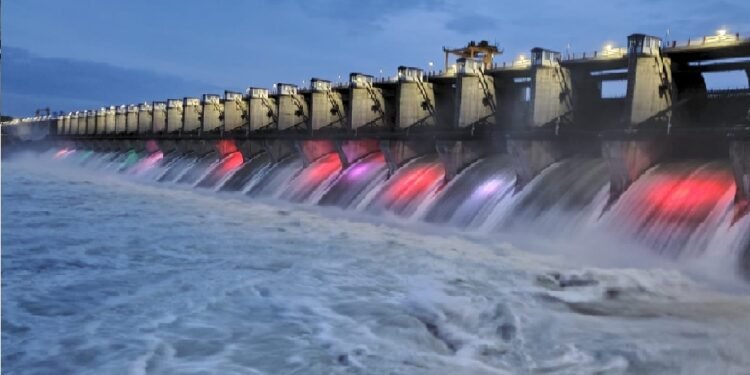 ಆಲಮಟ್ಟಿ ಅಣೆಕಟ್ಟಿಗೆ ವರ್ಣ ಚಿತ್ತಾರ ; ಜನರ ಚಿತ್ತ ಸೆಳೆದ ಜಲಾಶಯ