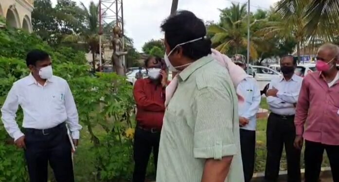 ಆರೋಗ್ಯ ಕಾರ್ಯಕರ್ತರಿಗೆ ಮಾಸ್ಕ್,ಗ್ಲೌಸ್ ನೀಡದ ಅಧಿಕಾರಿಗಳಿಗೆ ಸಚಿವ ಬಿ.ಸಿ‌.ಪಾಟೀಲ್ ತರಾಟೆ