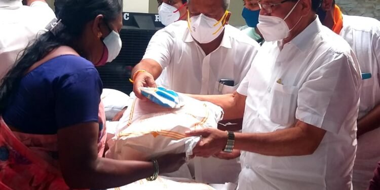 ಸಂಕಟ ಕಾಲದಲ್ಲಿ ನೆರವು: ಒಂದು ಲಕ್ಷ ದಿನಸಿ ಕಿಟ್ ವಿತರಿಸಿದ ಮಂತ್ರಿ