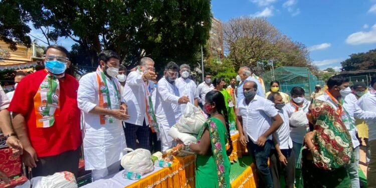 ಲಾಕ್ಡೌನ್: ಬಡವರಿಗೆ ಆಹಾರ ಕಿಟ್ ವಿತರಣೆಗೆ ಡಿಕೆಶಿ ಚಾಲನೆ