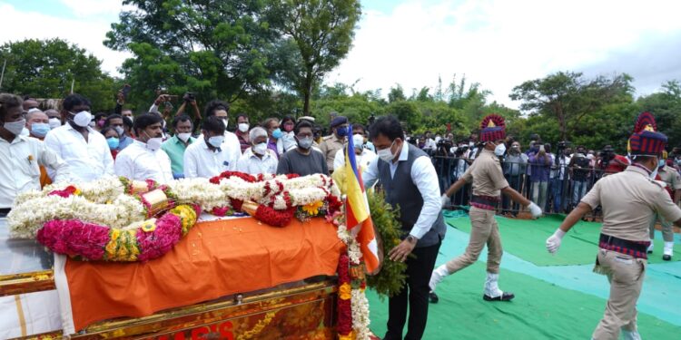 ಕಲಾಗ್ರಾಮದಲ್ಲಿ ಕವಿ ಡಾ.ಸಿದ್ದಲಿಂಗಯ್ಯ ಅಂತ್ಯಕ್ರಿಯೆ: ಸರ್ಕಾರದ ಪರ ಡಿಸಿಎಂ ಅಂತಿಮ ನಮನ