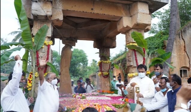 ಕೆಂಪೇಗೌಡರ 512ನೇ ಜಯಂತಿ: ನಾಡಪ್ರಭು ಸಮಾಧಿಗೆ ಪೂಜೆ