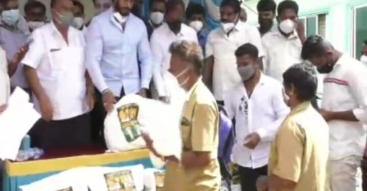 ಕೋವಿಡ್ ಹಿನ್ನೆಲೆ: ಪೌರ ಕಾರ್ಮಿಕರಿಗೆ ಕಿಟ್ ವಿತರಿಸಿದ ನಿಖಿಲ್