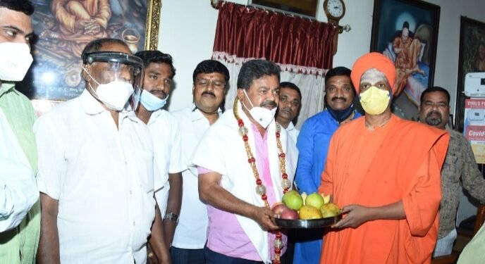 ಸಿದ್ದಗಂಗಾ ಶ್ರೀ ಭೇಟಿ ಮಾಡಿದ ಸಿಎಂ ರಾಜಕೀಯ ಕಾರ್ಯದರ್ಶಿ