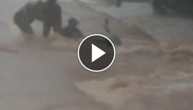 ಮಳೆ ನೀರಿನಲ್ಲಿ ಕೊಚ್ಚಿ ಹೋದ ಬೈಕ್ ಸವಾರ: ಬೆಚ್ಚಿ ಬೀಳಿಸುವ ವೀಡಿಯೋ..