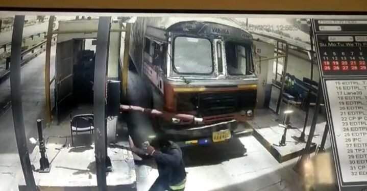 ಟೋಲ್ ಪ್ಲಾಜಾ ಬಳಿ ಅವಘಡ: ಬೃಹತ್ ಟ್ರಕ್ ಹೊಡೆತದಿಂದ ಜಸ್ಟ್ ಮಿಸ್..