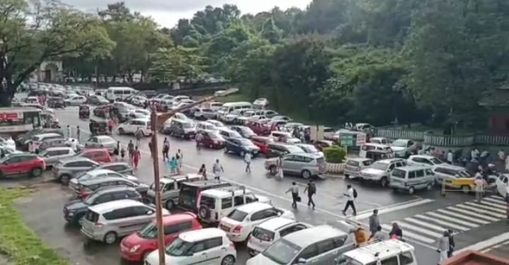 ಧರ್ಮಸ್ಥಳದಲ್ಲಿ ಬೆಳ್ಳಂಬೆಳಿಗ್ಗೆಯೇ ಭಕ್ತಸಾಗರ: ಕ್ಷೇತ್ರದ ಸುತ್ತಮುತ್ತ ಸಾವಿರಾರು ವಾಹನಗಳು