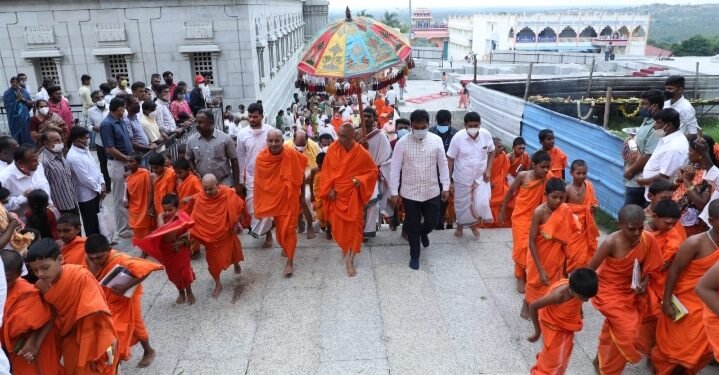 ಆದಿಚುಂಚನಗಿರಿ ಮಠಕ್ಕೆ ಡಿಸಿಎಂ ಅಶ್ವತ್ಥನಾರಾಯಣ್ ಭೇಟಿ