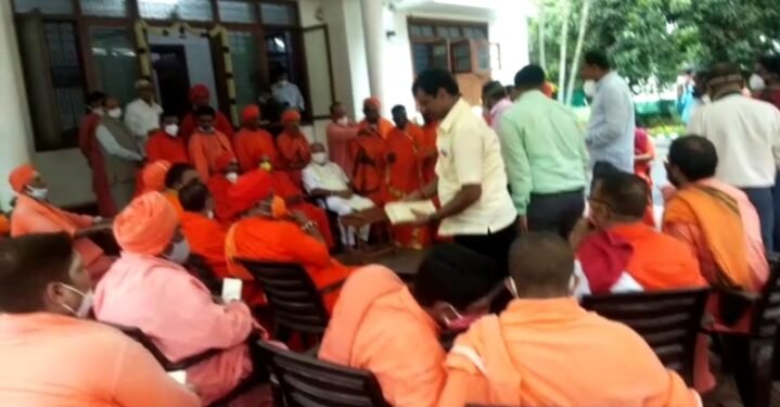 ಸಿಎಂ ಬೆಂಬಲಕ್ಕೆ ನಿಂತ ಸ್ವಾಮೀಜಿಗಳಿಗೆ ಕವರ್.. ಏನಿದು ಎಂಬ ಕುತೂಹಲ..?