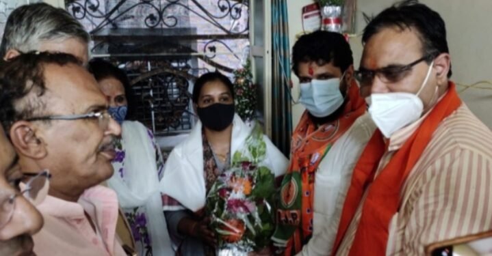 ಪೌರಕಾರ್ಮಿಕೆ ಇದೀಗ ಅಧಿಕಾರಿ.. ಯುವತಿಯ ಸಾಧನೆಗೆ ಸೆಲ್ಯೂಟ್ ಹೊಡೆದ ಸಿ‌.ಟಿ.ರವಿ