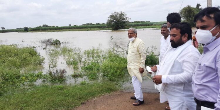 ಮಳೆ ಪ್ರವಾಹ: ಅತಿವೃಷ್ಟಿ ಪ್ರದೇಶಗಳಲ್ಲಿ ಡಿಸಿಎಂ ಕಾರಜೋಳ ಪರಿಶೀಲನೆ