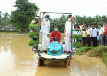 ಯಾಂತ್ರೀಕೃತ ಭತ್ತ ನಾಟಿ.. ಕೃಷಿಗಾಗಿ ಕೆಸರಿಗಿಳಿದ ನಳಿನ್ ಕುಮಾರ್, ಸಚಿವ ಕೋಟಾ