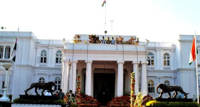 ರಾಜಭವನ ಸರ್ಕಾರಿ ಕಚೇರಿ ಅಲ್ಲವೇ..? ಅಧಿಕಾರಿಗಳ ನಡೆ ಸೃಷ್ಟಿಸಿದ ಅನುಮಾನ.. ಕೈ ನಾಯಕನ ಆರೋಪ