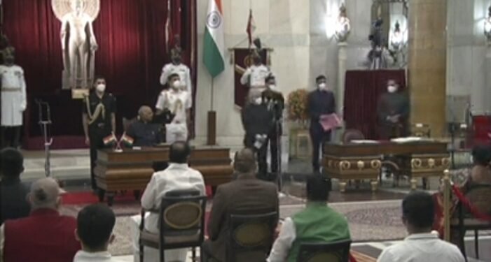 ಮೋದಿ ಸಂಪುಟಕ್ಕೆ ಗಜಬಲ: 43 ಮಂತ್ರಿಗಳ ಪದಗ್ರಹಣ