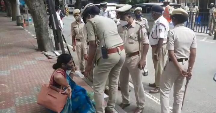 ಪೊಲೀಸರನ್ನೇ ಇಕ್ಕಟ್ಟಿಗೆ ಸಿಲುಕಿಸಿದ ನಿರೂಪಕಿ.. ಸಿಎಂ ಮನೆ ಮುಂದೆ ಕೋಲಾಹಲ..