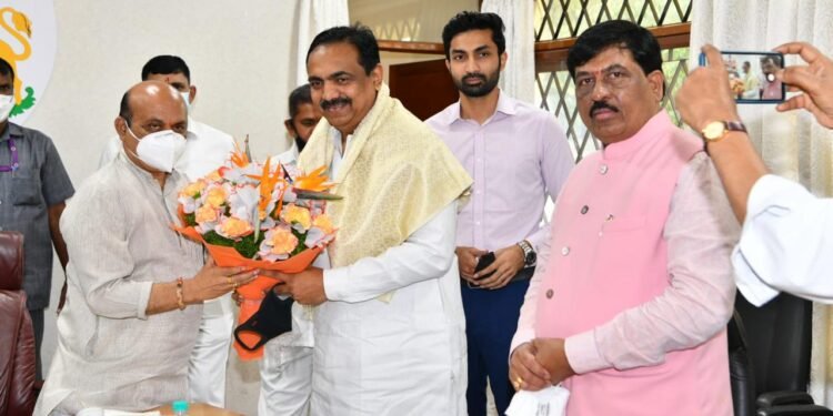 ಮಹಾರಾಷ್ಟ್ರ ನೀರಾವರಿ ಸಚಿವರಿಂದ ಸಿಎಂ ಬೊಮ್ಮಾಯಿ ಭೇಟಿ