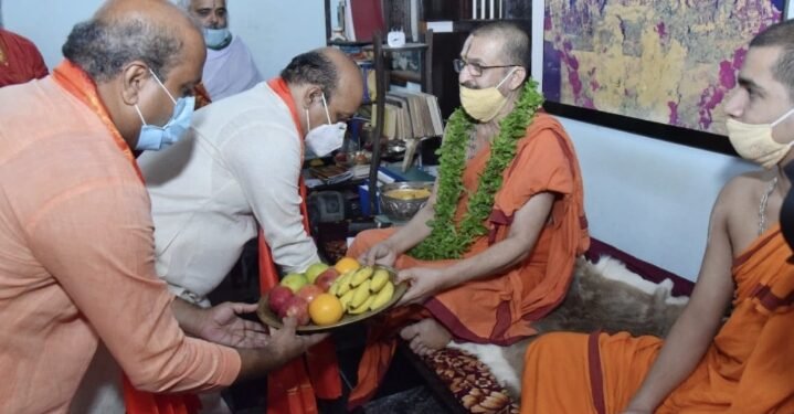 ಉಡುಪಿ ಕೃಷ್ಣ ಮಠಕ್ಕೆ ಸಿಎಂ, ಸಚಿವರ ಭೇಟಿ