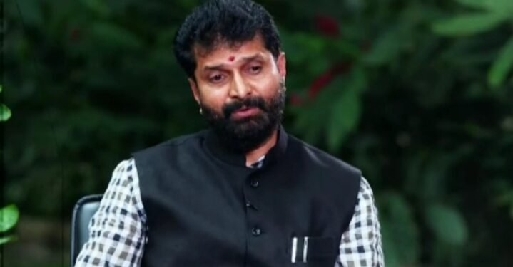 ಐಟಿ ದಾಳಿ ವೇಳೆ ‘ಕೈ’ ಆಪ್ತನ ಮನೆಯಲ್ಲಿ 42 ಕೋಟಿ ರೂ ಪತ್ತೆ..! ಇದು ಯಾರಿಗೆ ಸೇರಿದ್ದು ಎಂದು ಸಿದ್ದು-ಡಿಕೆಗೆ ರವಿ ಪ್ರಶ್ನೆ