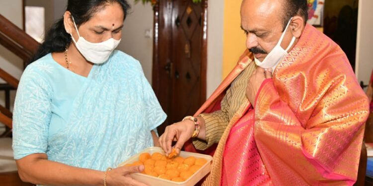 ಸಿಎಂ ಭೇಟಿ ಮಾಡಿದ ಕೇಂದ್ರ ಮಂತ್ರಿ ಶೋಭಾ: ಸಿಹಿ ಹಂಚಿ ಶುಭ ಹಾರೈಕೆ