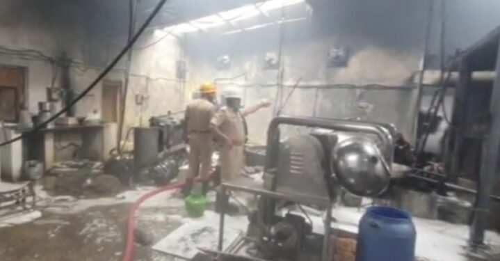 ಮಿಕ್ಸ್ಚರ್ ತಯಾರಿಕಾ ಘಟಕದಲ್ಲಿ ಸ್ಫೋಟ.. ಸುಟ್ಟು ಕರಕಲಾದ ಕಾರ್ಮಿಕರು