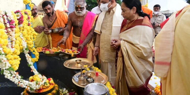 ಕೃಷ್ಣರಾಜಸಾಗರ: ಸಿಎಂ ಬೊಮ್ಮಾಯಿ ಕುಟುಂಬದಿಂದ ಕಾವೇರಿಗೆ ಪೂಜೆ