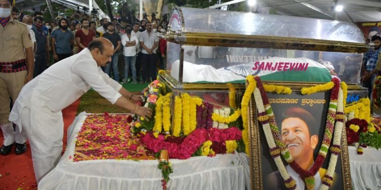 ‘ಪೃಥ್ವಿ’ಯ ಮಡಿಲು ಸೇರಿದ ‘ಅಪ್ಪು’ ಸರ್ಕಾರಿ ಗೌರವಗಳೊಂದಿಗೆ ಅಂತ್ಯಕ್ರಿಯೆ