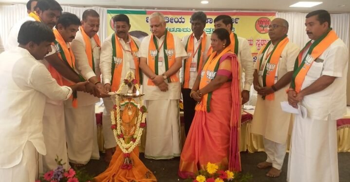 ಬಿಜೆಪಿ ಜನಪ್ರತಿನಿಧಿಗಳಿಗೆ ‘ಸಂತೋಷ’ ಪಾಠ: ಗೌರವ ಕಾಪಾಡಲು ಕಿವಿಮಾತು