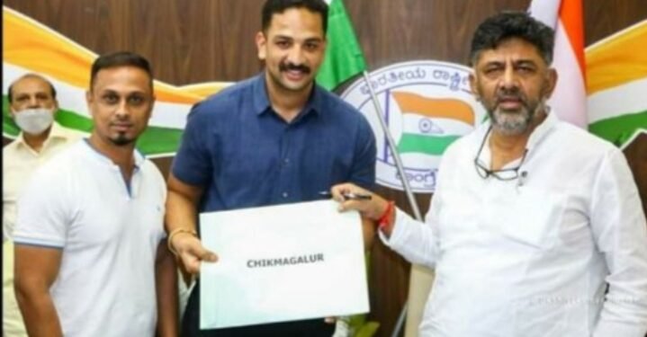 ಅಧಿಕಾರಿ ‘ಕೈ’ಗೆ ಬಿ-ಫಾರ್ಮ್..! ಕಾಂಗ್ರೆಸ್ ಅಭ್ಯರ್ಥಿ ಪರ ಅಖಾಡಕ್ಕಿಳಿಯಿತೇ ಅಬಕಾರಿ ಇಲಾಖೆ..?