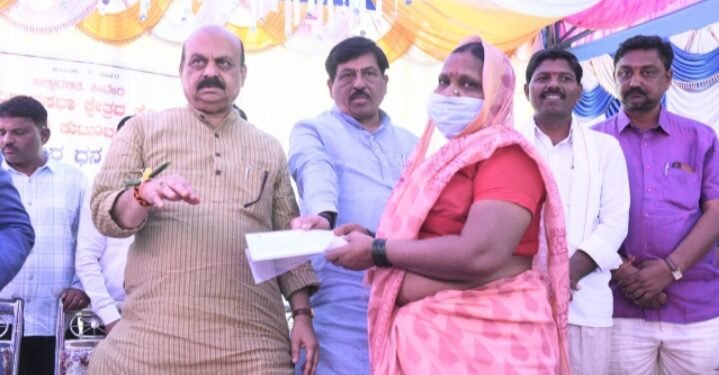 ಕೋವಿಡ್‌ಗೆ ಬಲಿಯಾದವರ ಕುಟುಂಬವರಿಗೆ ಪರಿಹಾರ ವಿತರಿಸಿದ ಸಿಎಂ