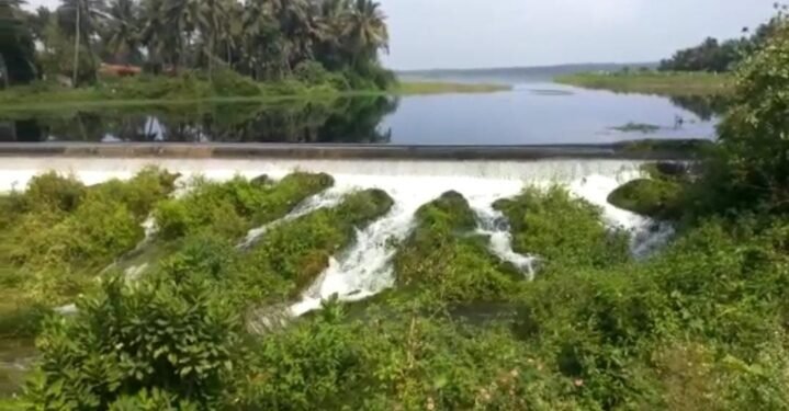 ಧಾರಾಕಾರ ಮಳೆಗೆ ಕೋಡಿ ಬಿದ್ದ ‘ಕಿಕ್ಕೇರಿ’ ಕೆರೆ… ರೈತರ ಜಮೀನು ಜಲಾವೃತ, ಹಲವು ಗ್ರಾಮಗಳಿಗೆ ಸಂಪರ್ಕ ಕಡಿತ