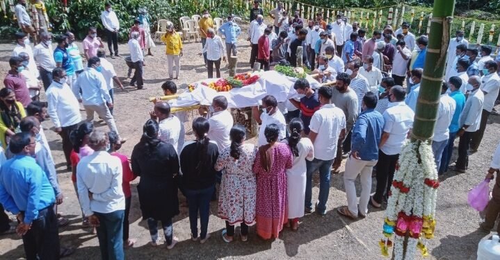 ಧಾರ್ಮಿಕ ಕೈಂಕರ್ಯಗಳೊಂದಿಗೆ ರವಿ ತಂದೆ ತಿಮ್ಮೇಗೌಡರ ಪಾರ್ಥೀವ ಶರೀರದ ಅಂತ್ಯಕ್ರಿಯೆ..