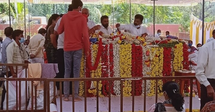 ಸಿ.ಟಿ.ರವಿ ತಂದೆಯ ಪಾರ್ಥೀವ ಶರೀರಕ್ಕೆ ಗಣ್ಯರ ನಮನ.. ಅಂತಿಮ ದರ್ಶನ ವೇಳೆ ಜನಸಾಗರ..