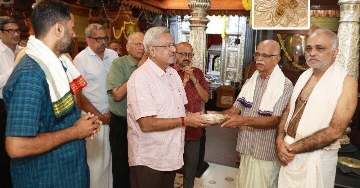 ವೆಂಕಟರಮಣ ದೇವಸ್ಥಾನದಿಂದ ಮಂಜೇಶ್ವರ ಸ್ವರ್ಣ ಪಲ್ಲಕಿ ನಿರ್ಮಾಣಕ್ಕೆ ಸ್ವರ್ಣ ಸಮರ್ಪಣೆ