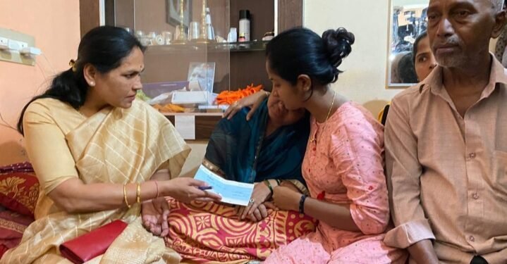 ಉಕ್ರೇನ್ ನಲ್ಲಿ ಮೃತಪಟ್ಟ ನವೀನ್ ಮನೆಗೆ ಕೇಂದ್ರ ಸಚಿವೆ ಶೋಭಾ ಭೇಟಿ: ಪಾಲಕರಿಗೆ ಸಾಂತ್ವನ