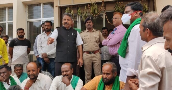 ದೊಡ್ಡಬಳ್ಳಾಪುರ: ಈಶ್ವರಪ್ಪ ಬಂಧನಕ್ಕೆ ಒತ್ತಾಯಿಸಿ ಕಾಂಗ್ರೆಸ್  ಪ್ರತಿಭಟನೆ