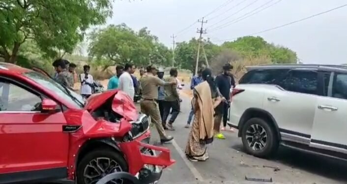 ಮಾರ್ಗ ಮಧ್ಯೆ ಅಪಘಾತ.. ಗಾಯಾಳುಗೆ ತನ್ನ ಕಾರನ್ನೇ ನೀಡಿ ಬಿಜೆಪಿ ಕಾರ್ಯಕಾರಣಿಯತ್ತ ತೆರಳಿದ ಸಚಿವೆ ಶೋಭಾ