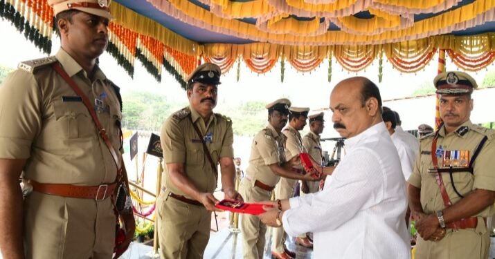 ಪೊಲೀಸ್ ಧ್ವಜ ದಿನಾಚರಣೆ: ಅತ್ಯುತ್ತಮ ಸೇವೆ ಸಲ್ಲಿಸಿದ ಅಧಿಕಾರಿಗಳಿಗೆ ಪದಕ