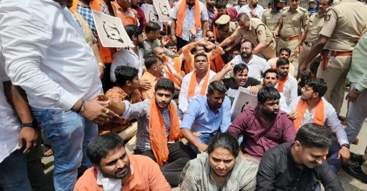 ಬೆಂಗಳೂರು: ಬಿಜೆಪಿ ಯುವ ಮೋರ್ಚಾದಿಂದ ಆಪ್ ಕಚೇರಿ ಎದುರು ಪ್ರತಿಭಟನೆ