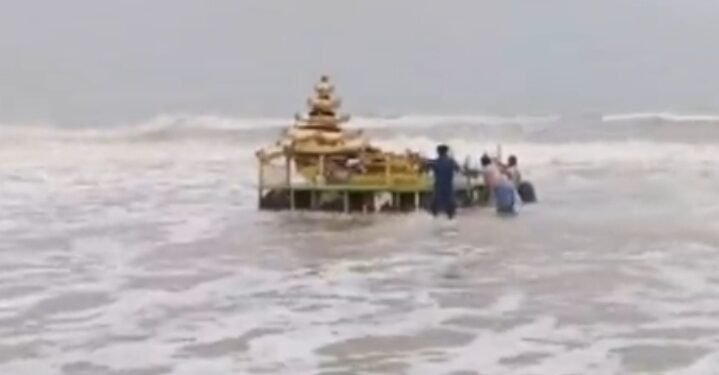 VIDEO: ಚಂಡಮಾರುತದ ಪವಾಡ: ಸಮುದ್ರದಲ್ಲಿ ತೇಲಿ ಬಂದ ‘ಚಿನ್ನದ ರಥ’