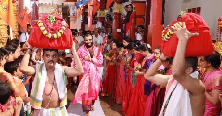 ಉಳ್ಳಾಲ ಲಕ್ಷ್ಮೀ ನರಸಿಂಹ ದೇವಳಕ್ಕೆ ಕಾಶೀಮಠಾಧೀಶರ ಭೇಟಿ: ಕೈಂಕರ್ಯ ಕಂಡು ಭಕ್ತರು ಪುಳಕ