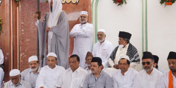 ಬಕ್ರೀದ್ ಸಂಭ್ರಮ: ಬೆಂಗಳೂರಿನ ಈದ್ಗಾ ಬಳಿ ಪ್ರಾರ್ಥನೆಯಲ್ಲಿ ಸಿದ್ದರಾಮಯ್ಯ ಭಾಗಿ