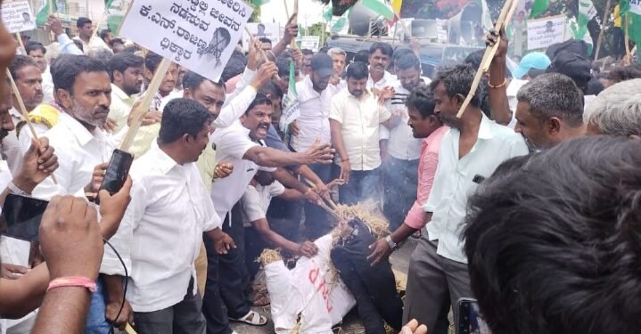 ದೇವೇಗೌಡರ ಬಗ್ಗೆ ಆಕ್ಷೇಪಾರ್ಹ ಹೇಳಿಕೆ: ಕಾಂಗ್ರೆಸ್‌ನಿಂದ ರಾಜಣ್ಣ ಉಚ್ಚಾಟನೆಗೆ ಆಗ್ರಹಿಸಿ ಪ್ರತಿಭಟನೆ