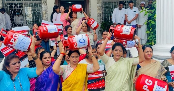 ಗ್ಯಾಸ್ ದರ ಏರಿಕೆಗೆ ಖಂಡನೆ: ಮಹಿಳಾ ಕಾಂಗ್ರೆಸ್ ಪ್ರತಿಭಟನೆ