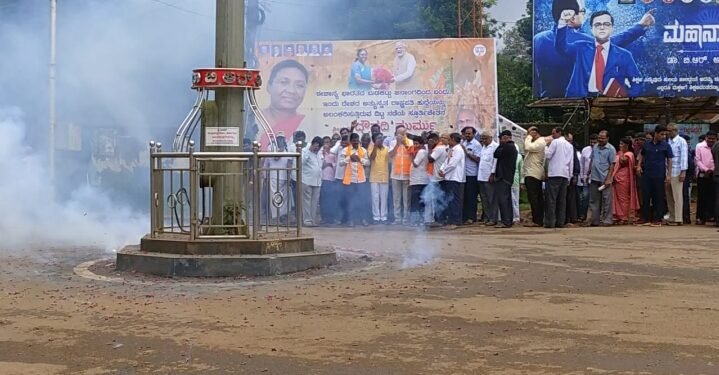 ರಾಷ್ಟ್ರಪತಿಯಾಗಿ ದ್ರೌಪದಿ ಮುರ್ಮು ಪ್ರಮಾಣವಚನ: ಉತ್ತರ ಕನ್ನಡದಲ್ಲಿ ಬಿಜೆಪಿ ಕಾರ್ಯಕರ್ತರ ಸಂಭ್ರಮ