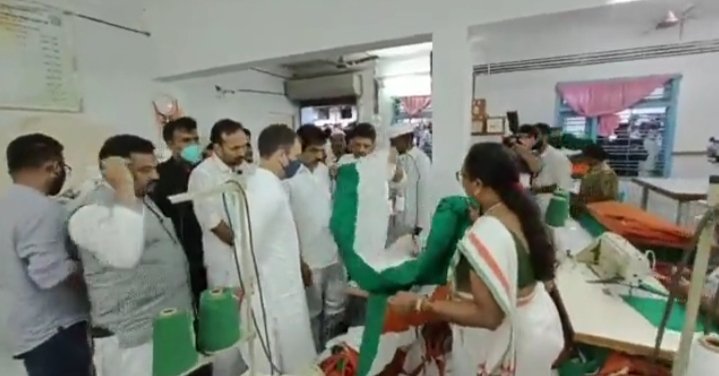 VIDEO: ಧಾರವಾಡದ ಬೆಂಗೇರಿ ರಾಷ್ಟ್ರಧ್ವಜ ತಯಾರಿಕಾ ಘಟಕಕ್ಕೆ ರಾಹುಲ್ ಗಾಂಧಿ ಭೇಟಿ