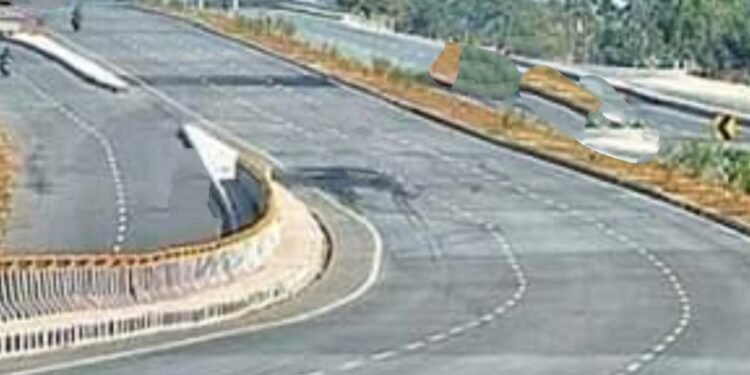 ಬೆಂಗಳೂರು-ಮೈಸೂರು ಎಕ್ಸ್‌ಪ್ರೆಸ್‌ ಹೆದ್ದಾರಿ ಕಾಮಗಾರಿಯಲ್ಲಿ ದೊಡ್ಡ ಹಗರಣ? ಸಿಬಿಐ ತನಿಖೆಗೆ ಆಗ್ರಹ 