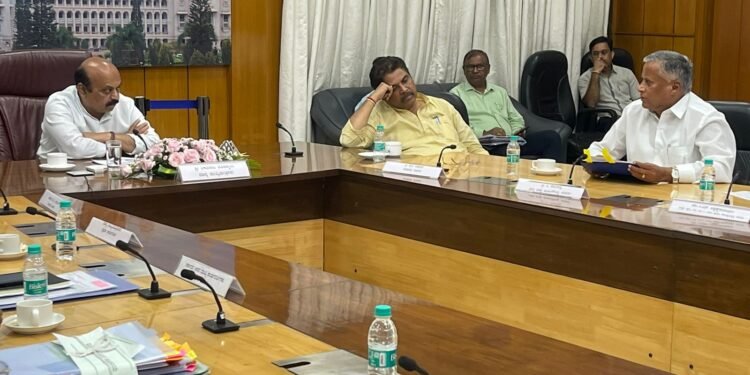 ‘ಚಿಂತೆ ಇಲ್ಲದವಗೆ ಸಂತೆಲೂ ನಿದ್ದೆ..!’ ಸಚಿವರತ್ತ ‘ಕೈ’ ಬೆರಳು