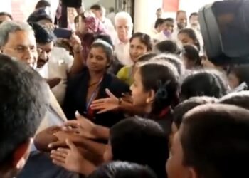 VIDEO: ಮಕ್ಕಳ ಸೈನ್ಯದ ನಡುವೆ ‘ಸಿದ್ದ’ರಾಮಯ್ಯ: ವಿಧಾನಸಭಾ ಅಧಿವೇಶನ ಸಂದರ್ಭ ಅನನ್ಯ ಸನ್ನಿವೇಶ..